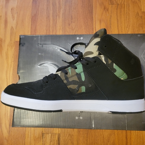 DC Men's Cure High-Top Sneaker - Picture 5 of 7